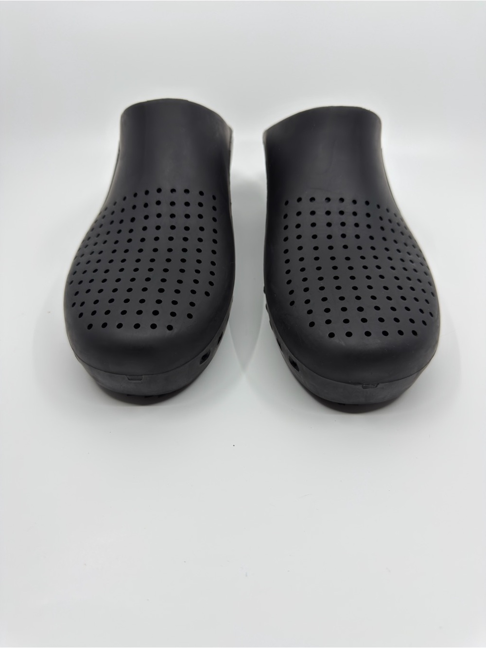 Calzuro Classic clogs featuring upper ventilation holes and a slight heel SZ 8-9